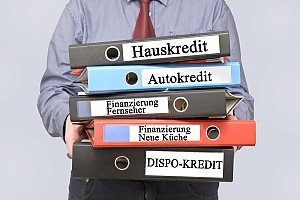 Foto Kredite einfach laufen lassen? Das ist oft nicht die beste Vorgehensweise! Durch einen Wechsel k�nnen in vielen F�llen Zinskosten eingespart und die Ratenh�he reduziert werden. Wann Sie Ihre Kredite umschulden k�nnen und welche Vorgehensweise dabei am besten ist, erfahren Sie hier.