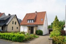 Frontansicht Solides und renoviertes EFH mit uneinsehbarem Garten