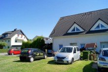Frontansicht Junge Doppelhaush�lfte mit Pool in ruhiger Lage von Herford