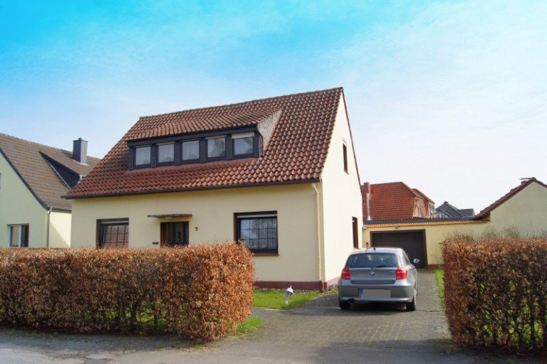 Frontansicht 1 L�hne Einfamilienhaus Handwerker aufgepasst!!! EFH/ZFH viel Platz innen und au�en