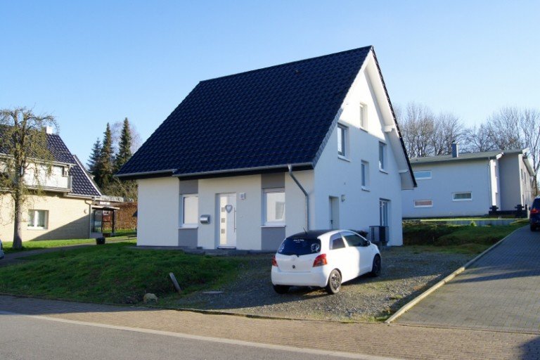 Frontansicht L�hne Einfamilienhaus KFW 55 Effizienzhaus...das m�ssen Sie von innen sehen!