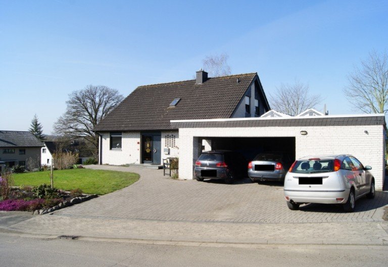 Frontansicht Kirchlengern Einfamilienhaus Top EFH mit Wintergarten, Souterrain, Gartenteich und sep. Baugrundst�ck... in wundersch�ner Lage