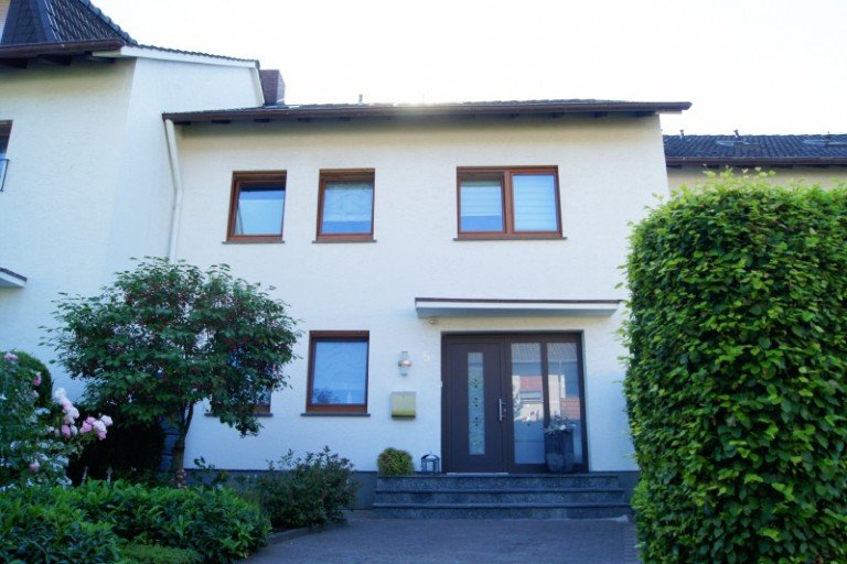 Frontansicht (2) L�hne Einfamilienhaus Modernisiertes RMH mit ausgebautem Dachboden, Doppelcarport und Garage