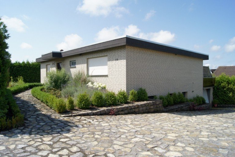 Frontansicht Lage Bungalow Modernisiert, stilvoll, B�ro im Souterrain und einem tollen Pool mit Solar-Absorberanlage