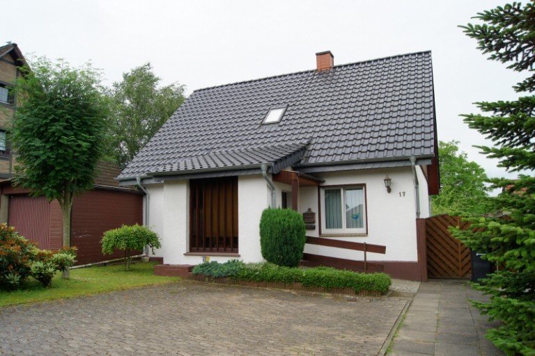 Frontansicht L�hne Einfamilienhaus Ideal f�r Handwerker, EFH mit gro�em Grundst�ck, Hinterlandbebauung m�glich