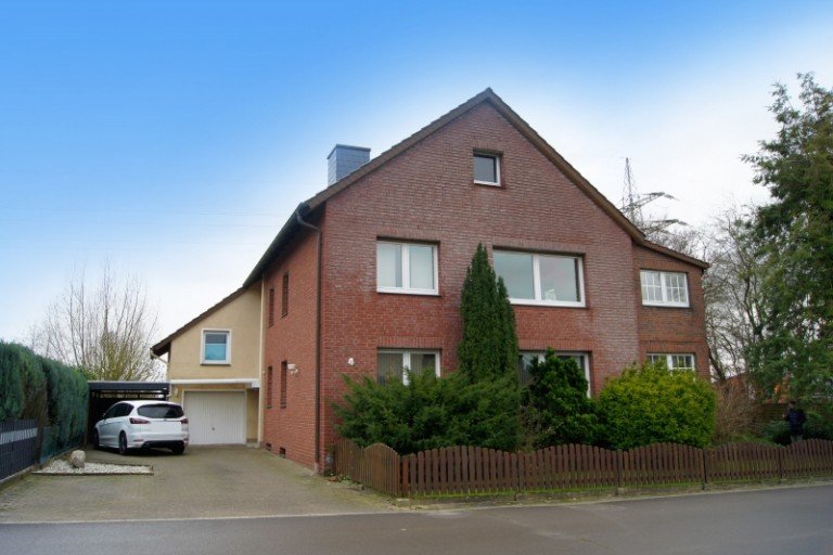 Frontansicht L�hne Zweifamilienhaus ZFH in ruhiger Lage, auch als Kapitalanlage hervorragend geeignet