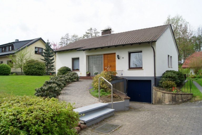 Frontansicht L�hne Einfamilienhaus Wohnen auf einer Ebene....... Dachgeschoss noch ausbauf�hig!