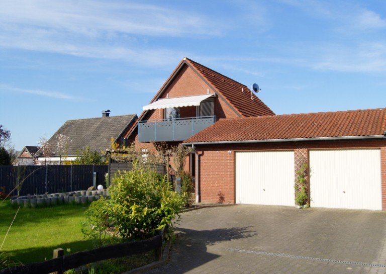 Frontansicht mit Garagen L�hne Einfamilienhaus EFH in top Lage von L�hne