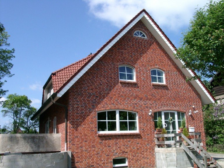 Frontansicht L�hne Einfamilienhaus Kernsaniert, mediterraner Flair, top Lage................SIE WERDEN BEGEISTERT SEIN!