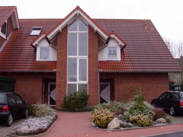 Frontansicht L�hne Erdgeschosswohnung Attraktive Erdgeschosswohnung mit Wintergarten und kleinem Garten.