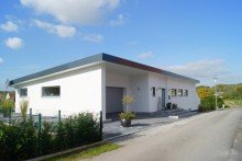 Frontansicht Wohnen und Arbeiten unter einem Dach mit Erdw�rmeheizung und Photovoltaikanlage