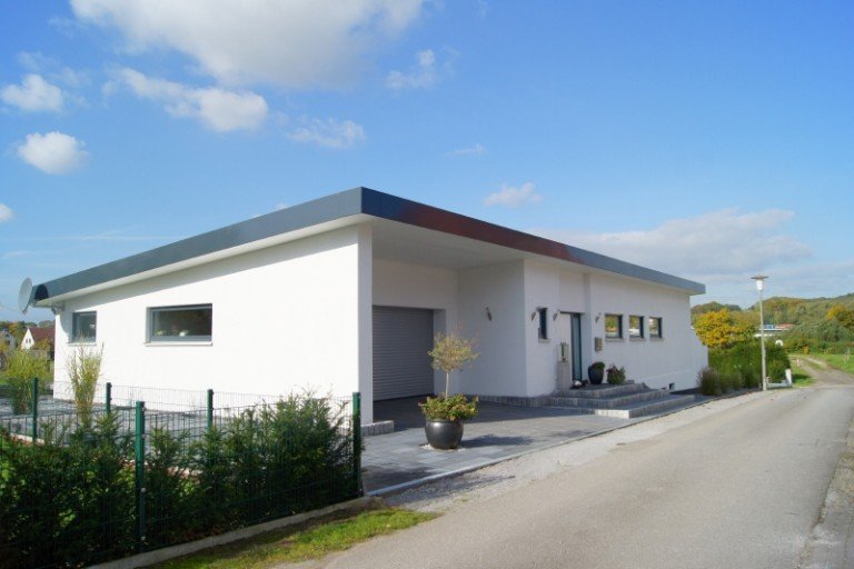 Frontansicht L�hne Einfamilienhaus Wohnen und Arbeiten unter einem Dach mit Erdw�rmeheizung und Photovoltaikanlage