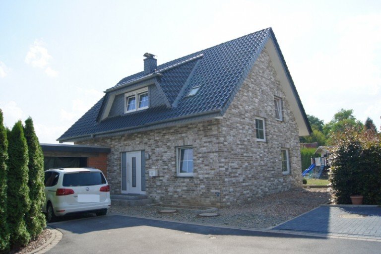 Frontansicht L�hne Einfamilienhaus Modernes geschmackvolles EFH mit Erdw�rmeheizung in ruhiger Lage