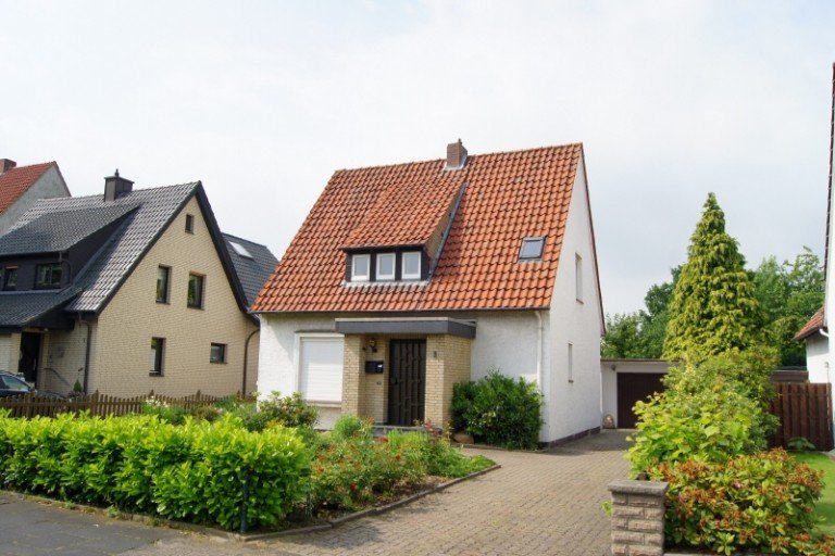 Frontansicht L�hne Einfamilienhaus Solides und renoviertes EFH mit uneinsehbarem Garten