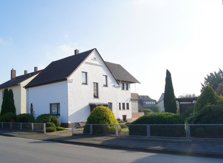 Stra�enansicht L�hne Einfamilienhaus Ein-Zweifamilienhaus viel Platz innen und au�en in zentraler Lage